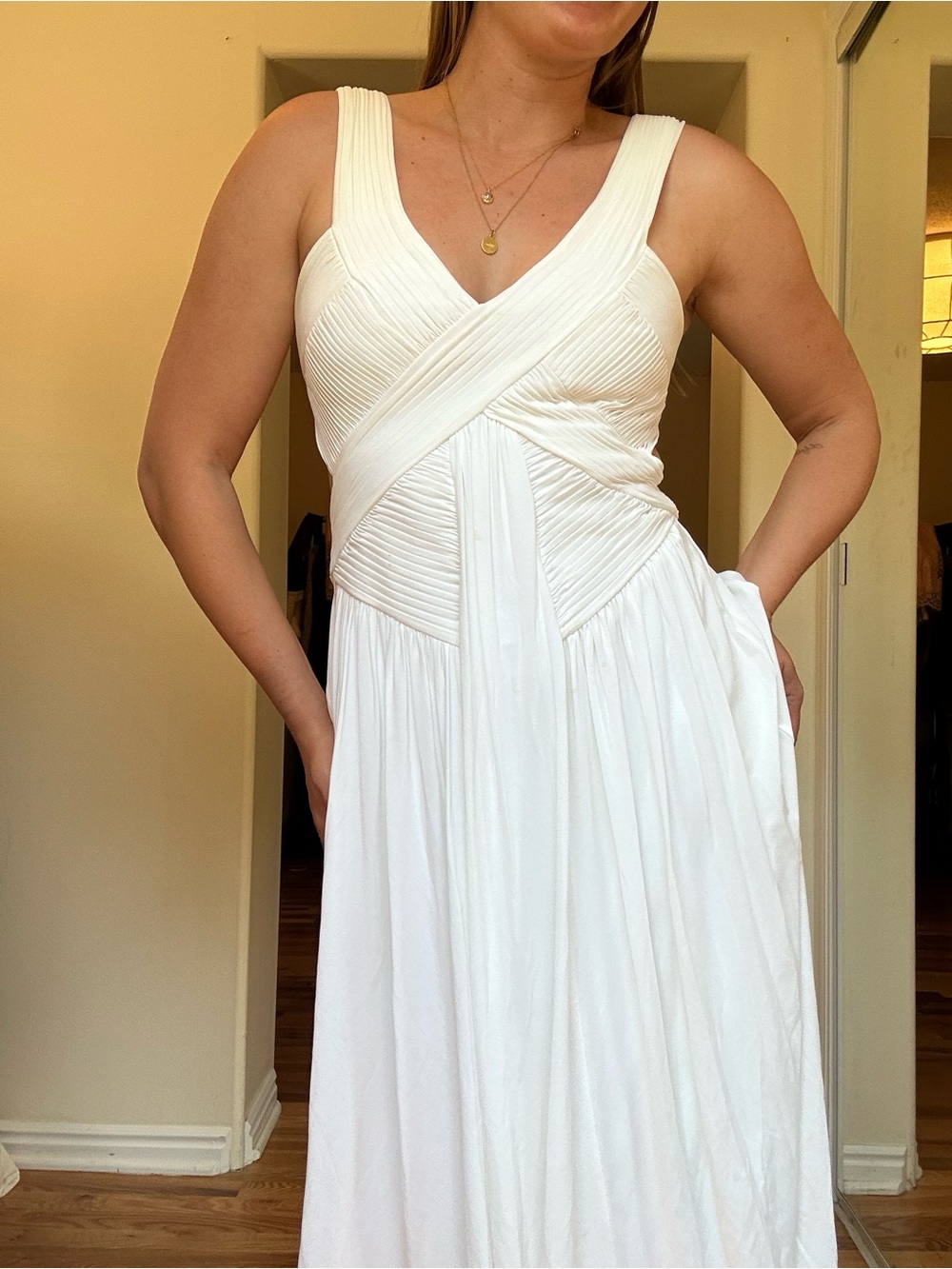 White backless dress - Picture 9 of 12
